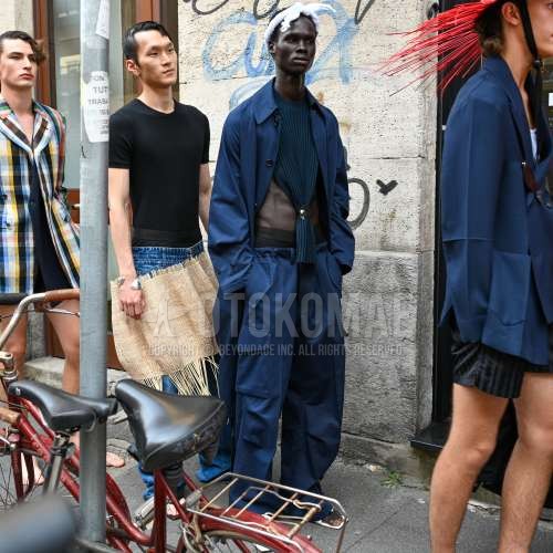 白無地のキャップ、ネイビー無地のシャツジャケット、ネイビー無地のセーター、ネイビー無地のカーゴパンツ、白レザーサンダル、白シャワーサンダル、ネイビー無地のカジュアルセットアップを合わせた夏春のメンズコーデ・着こなし。