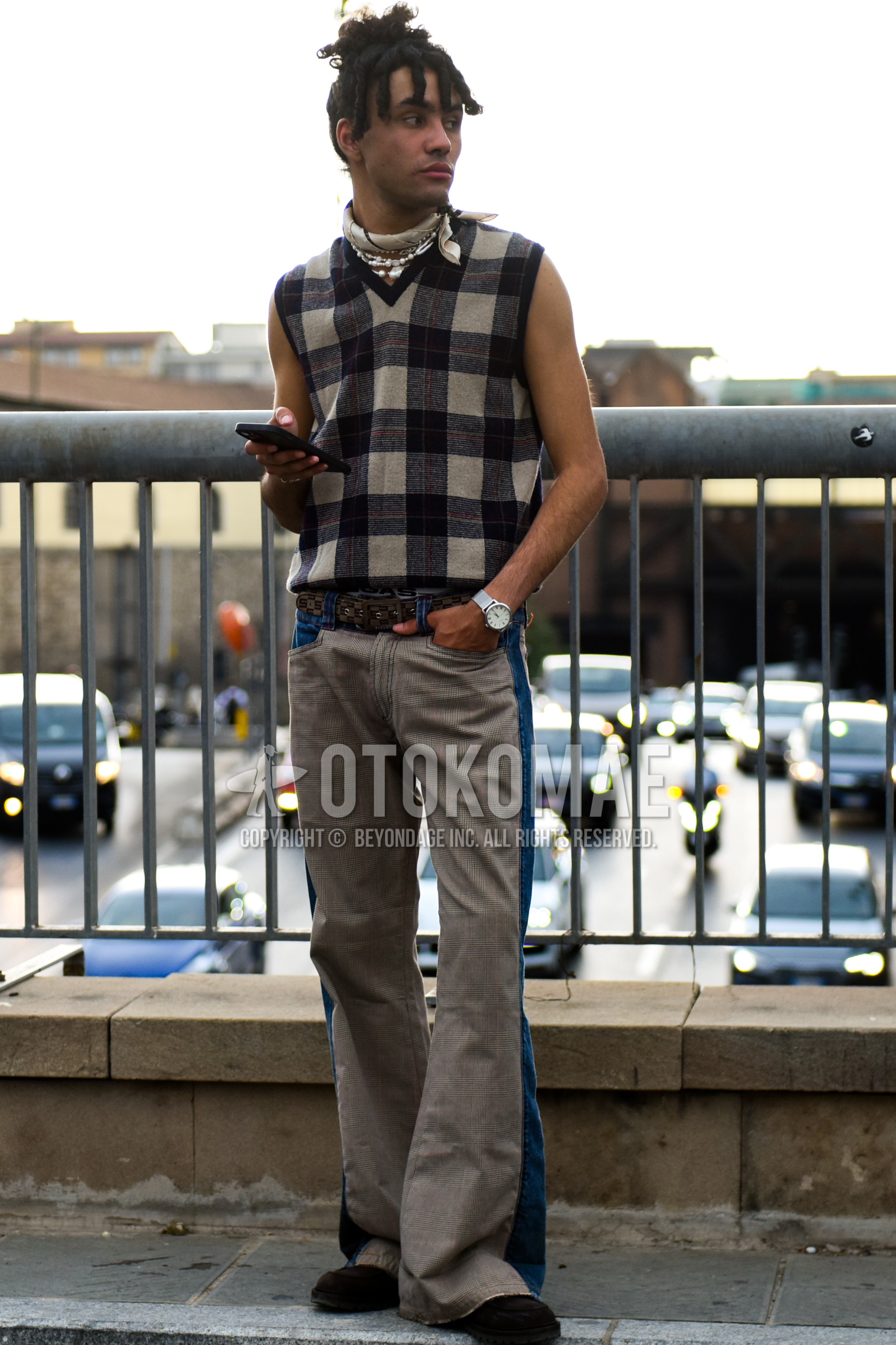 Men's spring summer outfit with blue check casual vest, brown check leather belt, blue plain sideline pants, brown u-tip shoes leather shoes.