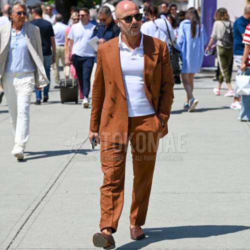 ウェリントンのブラウンべっ甲のサングラス、ニットの白無地のポロシャツ、ブラウンの革靴、ブラウンチェックのスーツを合わせた夏春のメンズコーデ・着こなし。