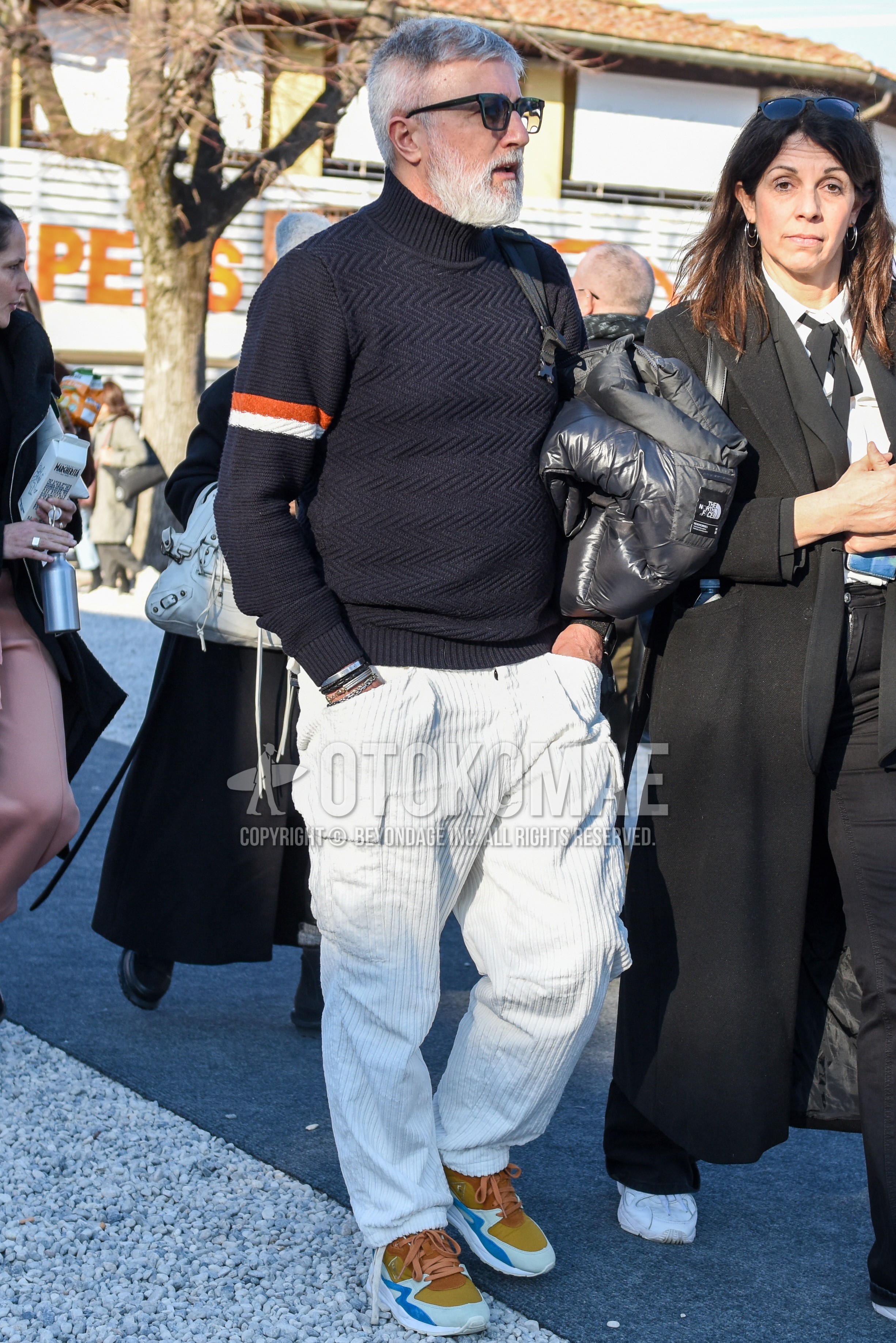 Men's spring autumn outfit with black plain sunglasses, navy plain turtleneck knit, white plain winter pants (corduroy,velour), white plain cargo pants, beige white low-cut sneakers.