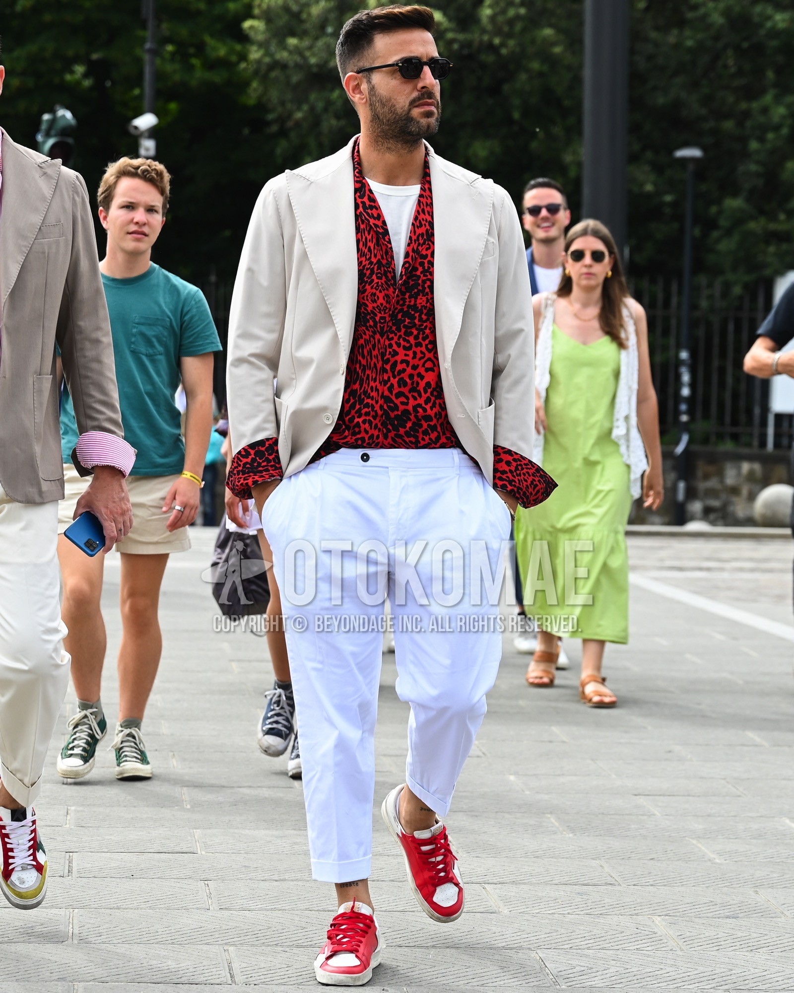 Men's spring summer autumn outfit with black plain sunglasses, white plain tailored jacket, red leopard shirt, white plain t-shirt, white plain beltless pants, red low-cut sneakers.