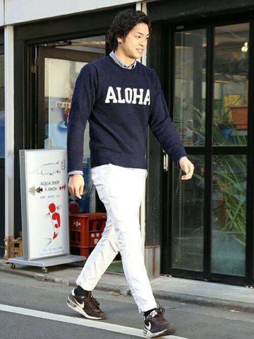 チェックシャツ コーデ特集 洒落感たっぷりのアクセントを効かせたメンズ着こなし アイテムを紹介 ロゴ入りニットにチェックシャツをチラ見せした着こなし Otokomae 男前研究所