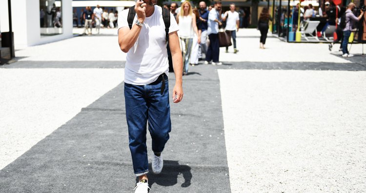 夏の王道コーデ 白t ジーンズ が洒落て見える5の着こなし術とは メンズファッションメディア Sciakysciaky 男前研究所
