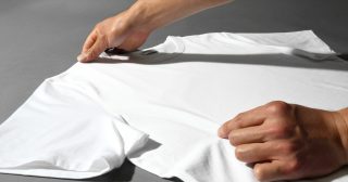 Tシャツのたたみ方「簡単かつスピーディーな方法からコンパクトにたたむ方法までを動画で解説！」