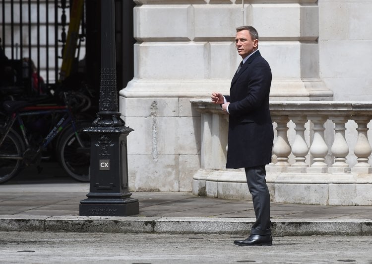 FAMEFLYNET – Daniel Craig And Naomie Harris Seen Filming James Bond In London