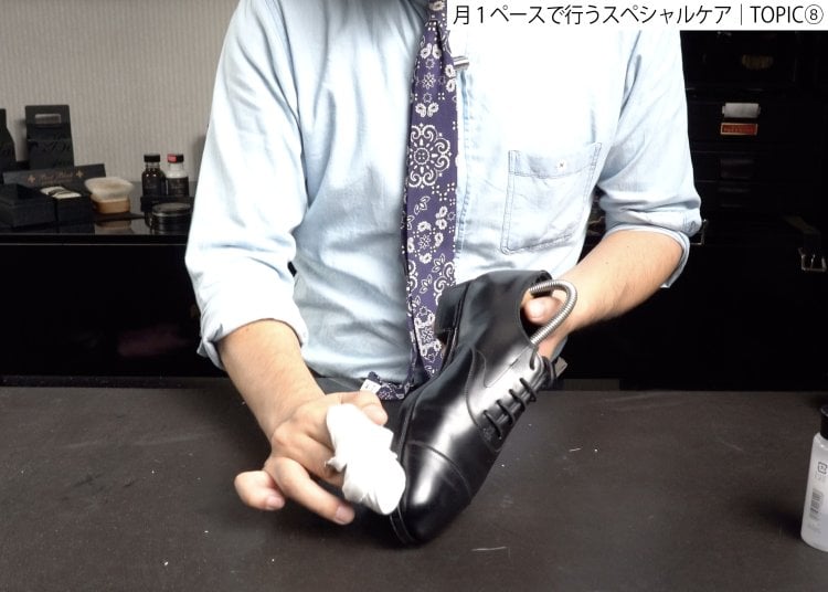 革靴の本格的な手入れ方法⑧「最後に乾拭きでコバの余分なインクを拭き取れば完了！」