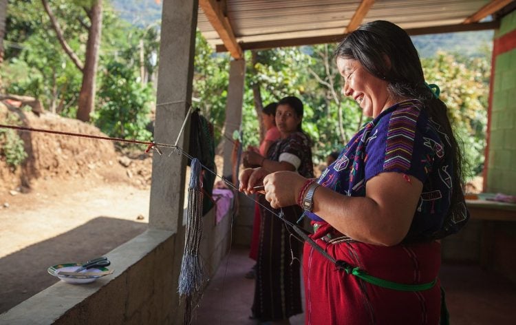 WAKAMI (ワカミ)を製造するグアテマラ共和国女性職人
