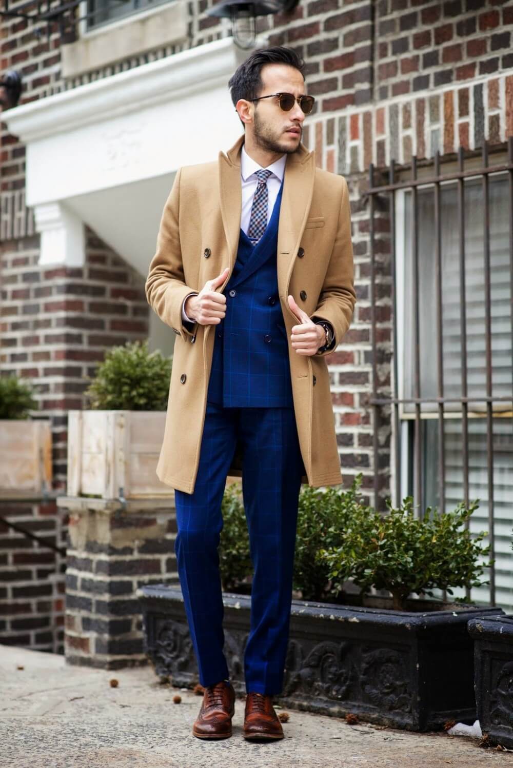 チェスターコート メンズ コーデ特集！王道コートを使った注目の着こなしをおすすめアイテムを紹介 - チェスターコートとネイビースーツの着こなし |  OTOKOMAE / 男前研究所