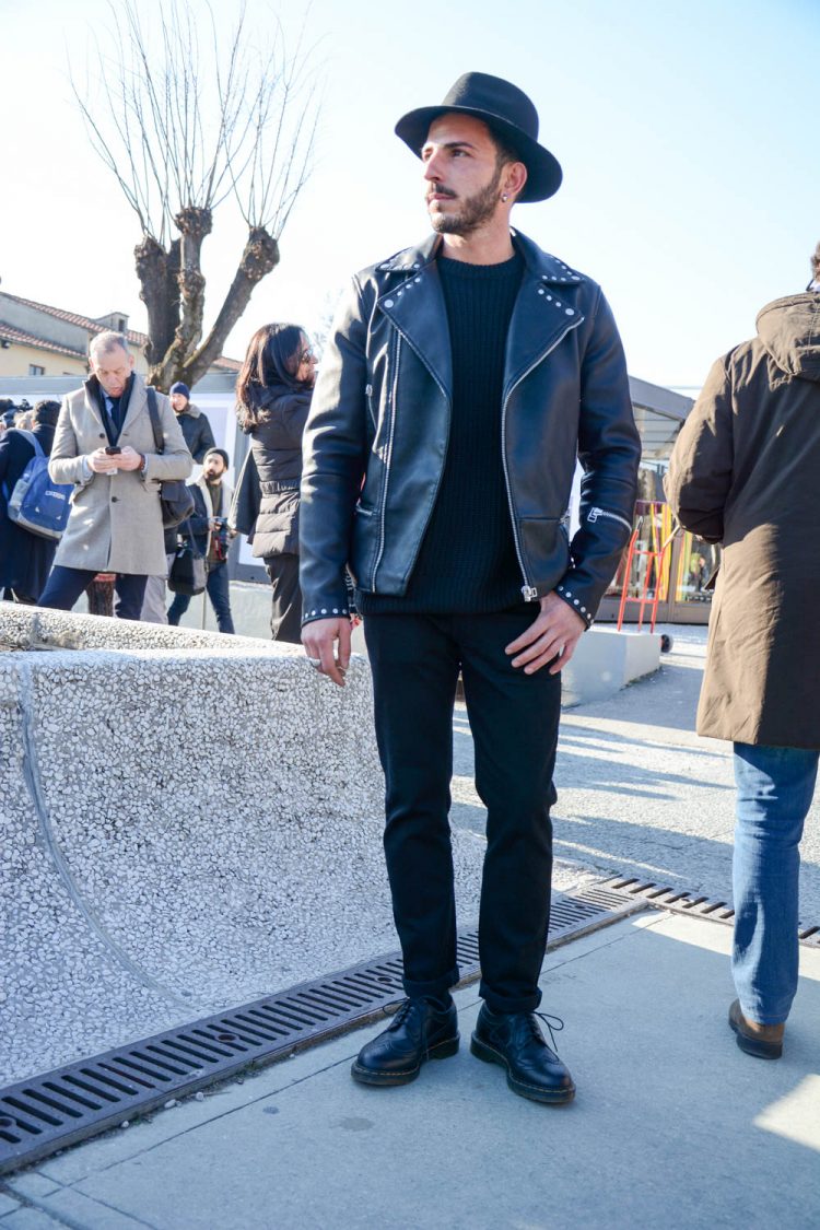 Rider's jacket studded design that looks great in an all-black coordinate