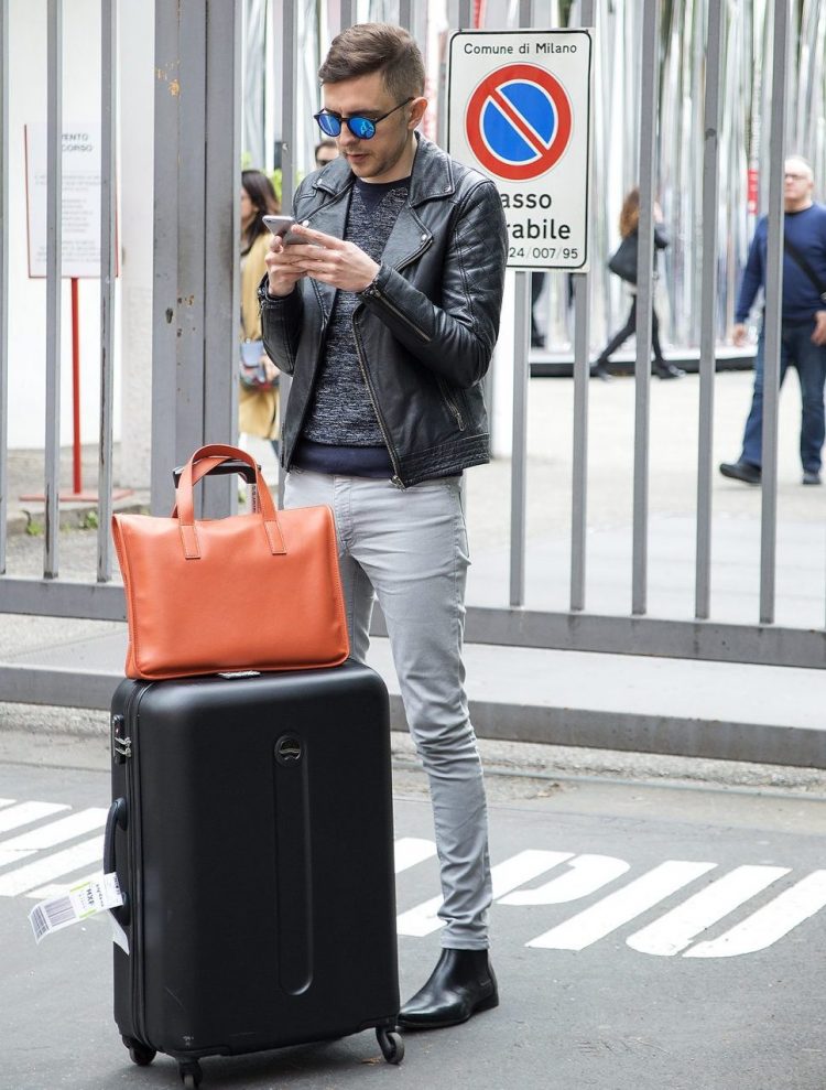 Rider's jacket and skinny jeans for a rock look