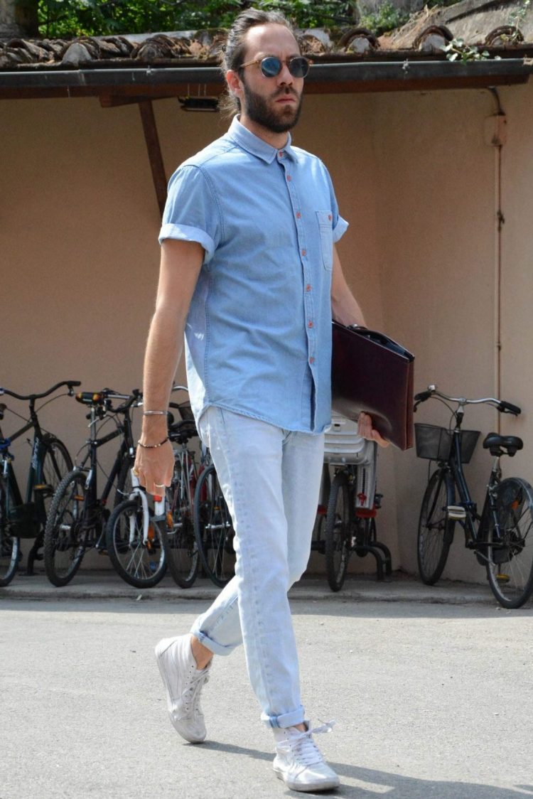 Denim Shirt×Light-colored Jeans
