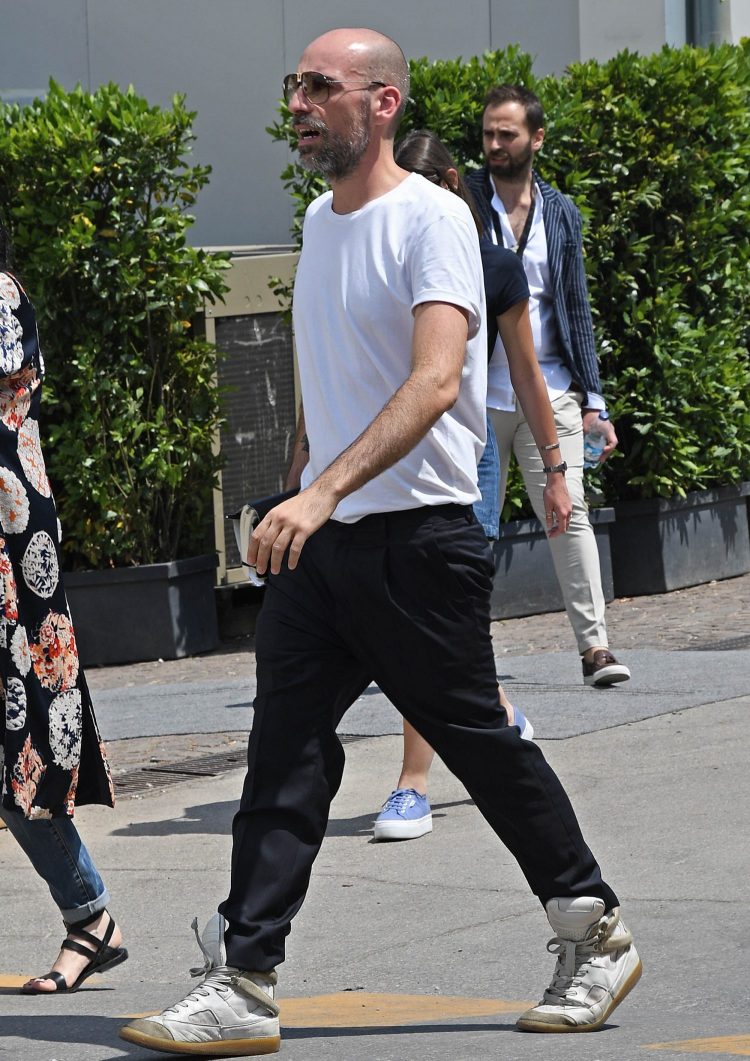 Coordinates with pants hemmed in to enhance the design of the high-cut sneakers