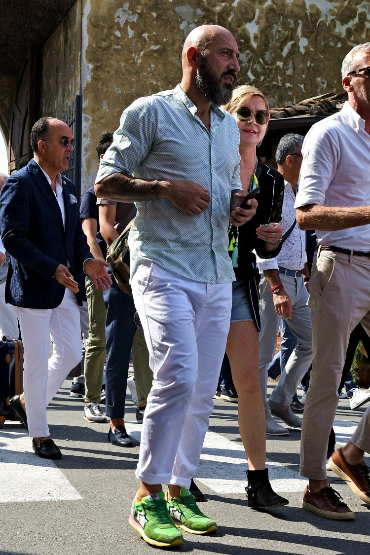Sneakers x White Pants