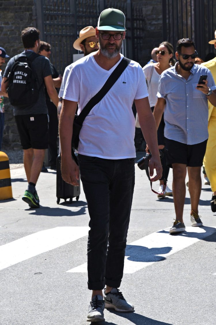 Rolled-up black denim and V-neck T-shirt for a relaxed look