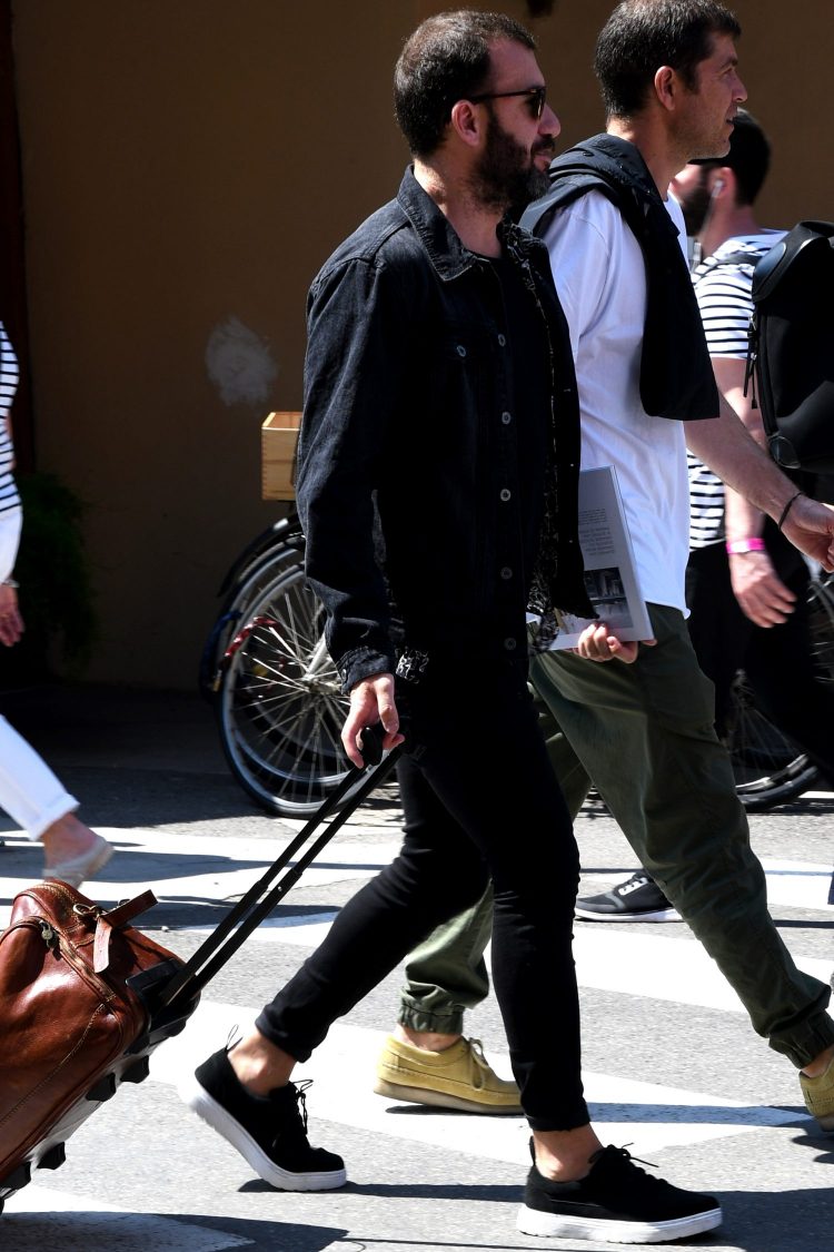 Rolled-up black denim and sneakers add a touch of sophistication to the black coordinate.