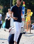 夏服ファッションコーディネート 白パンツ