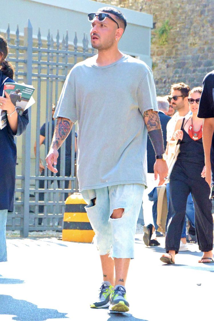 Half-length damaged jeans and a loose-fitting T-shirt with a box silhouette
