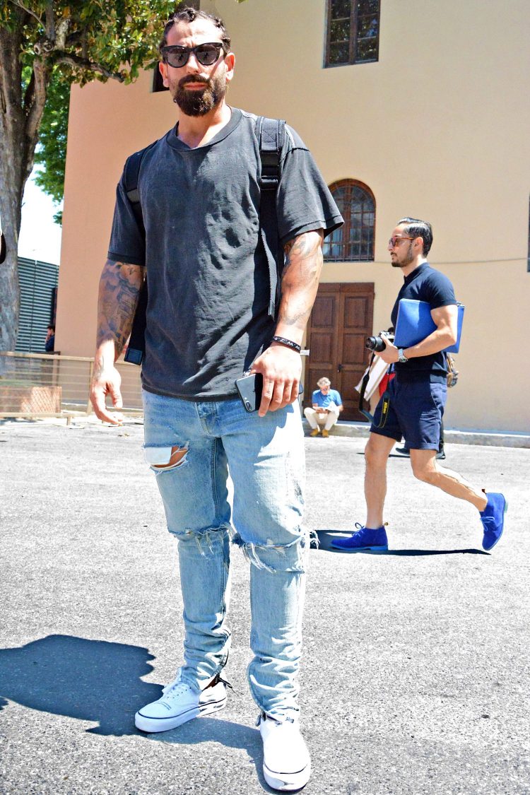 Coordinates with damaged jeans with a zip design to add accent to the legs