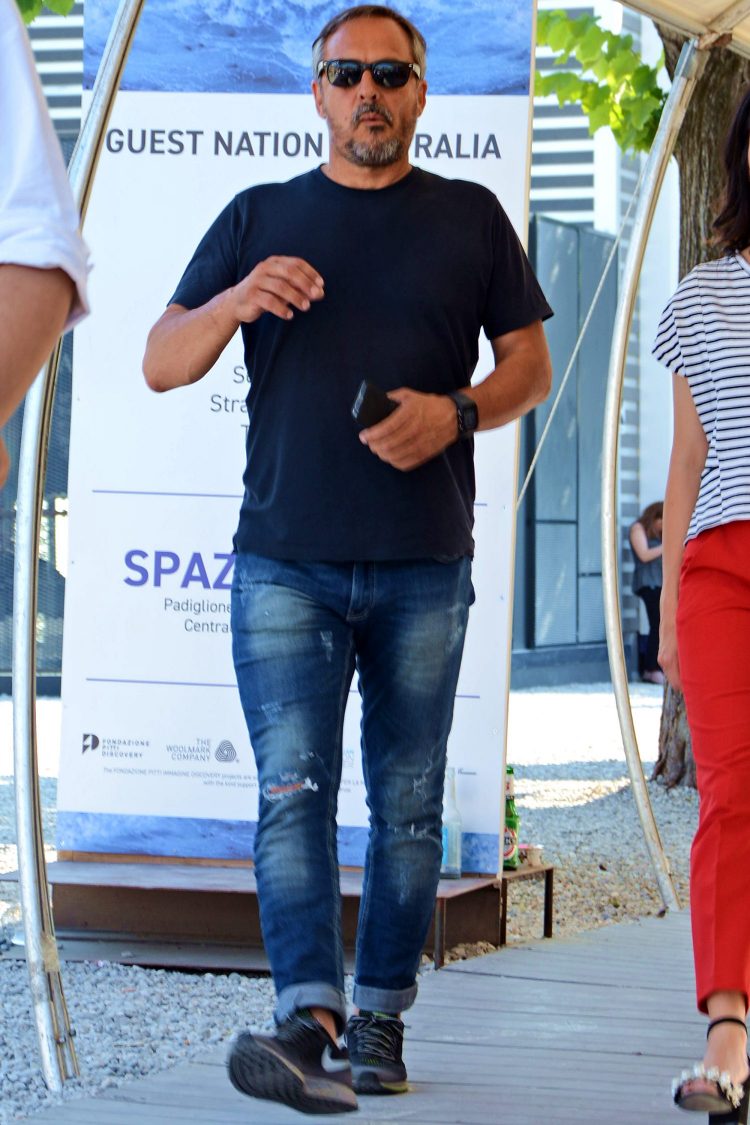 Navy T-shirt and blue damaged jeans with gradation