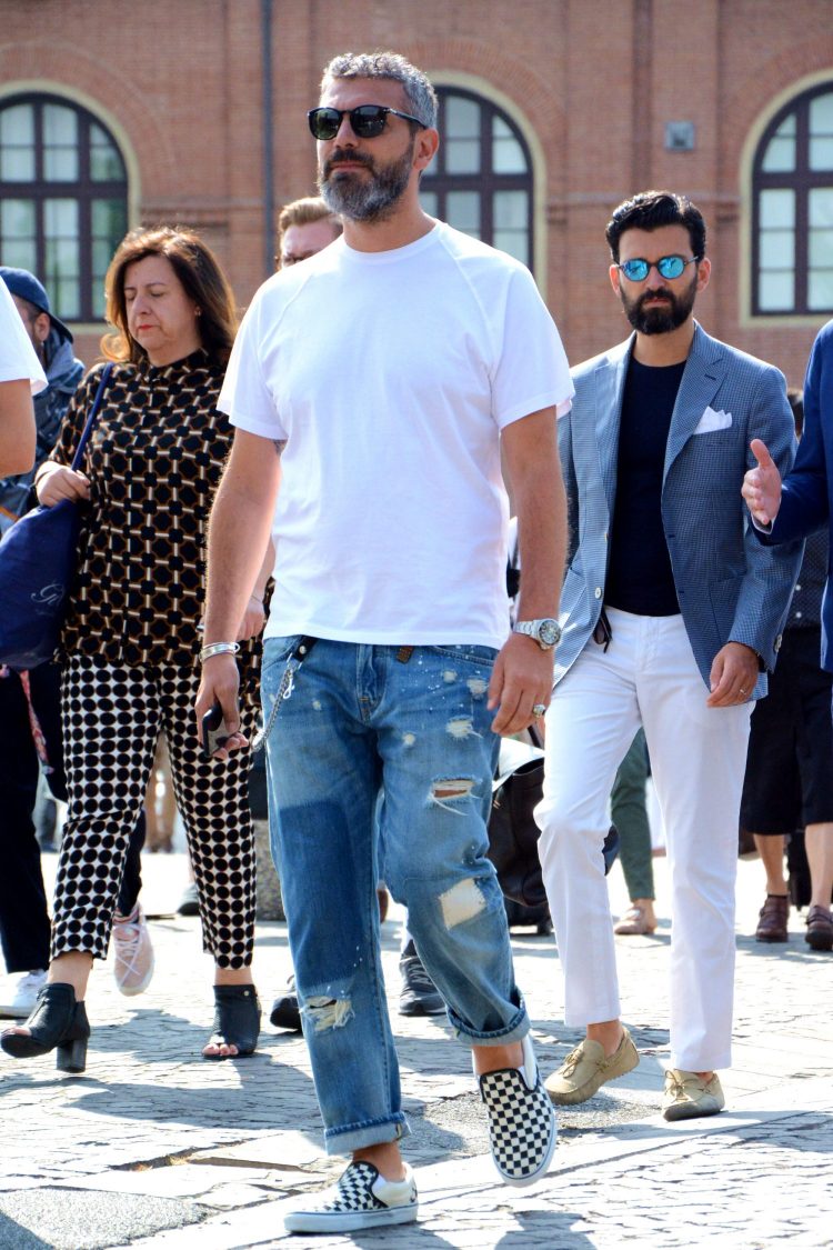 White T-shirt x Damaged Jeans