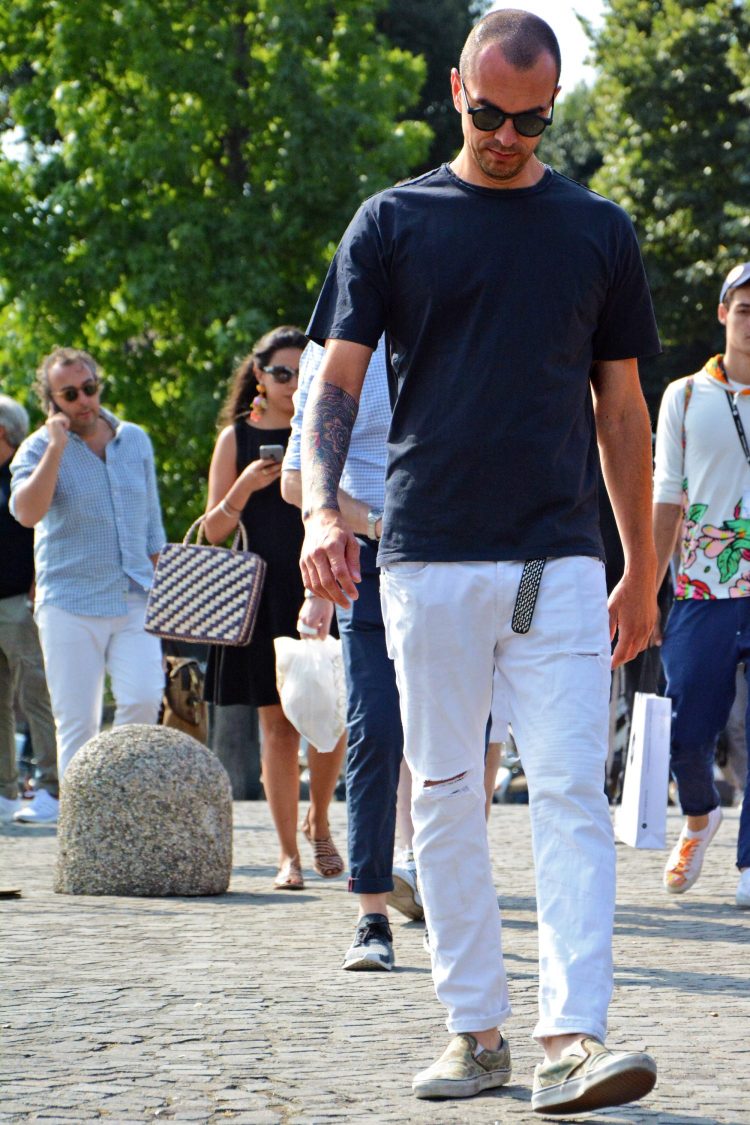 White damaged jeans and navy T-shirt for contrast