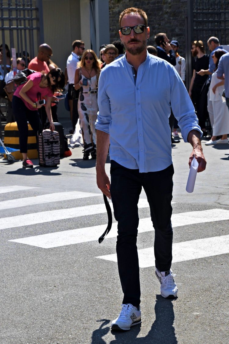 Plain black denim keeps the shirt and jeans coordinate classy.