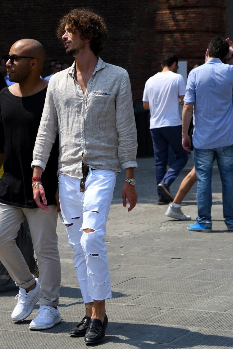 リネンシャツ×白ダメージジーンズ