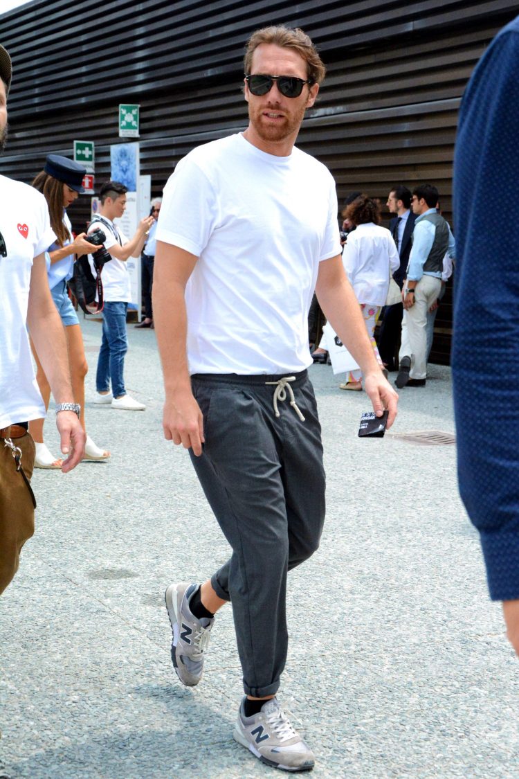 White T-shirt×Gray Easy Pants