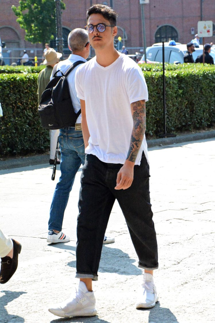 If you want to incorporate the roomy silhouette of black denim into your outfits, a short length is a good choice!