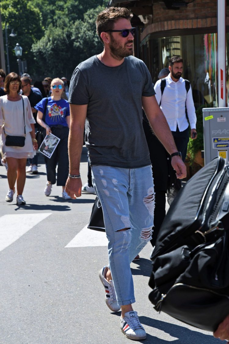 Casual coordinate with a perfect fit of damaged jeans and a T-shirt with a cut-out design