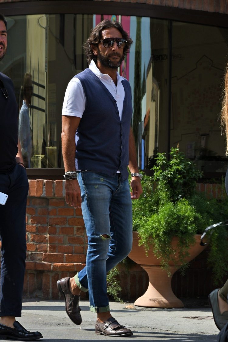 Damaged jeans with green weft to accentuate the outfit