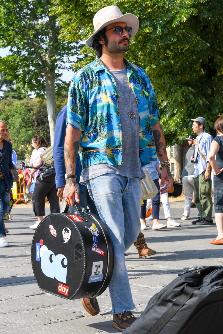 Aloha shirt x Light-colored jeans