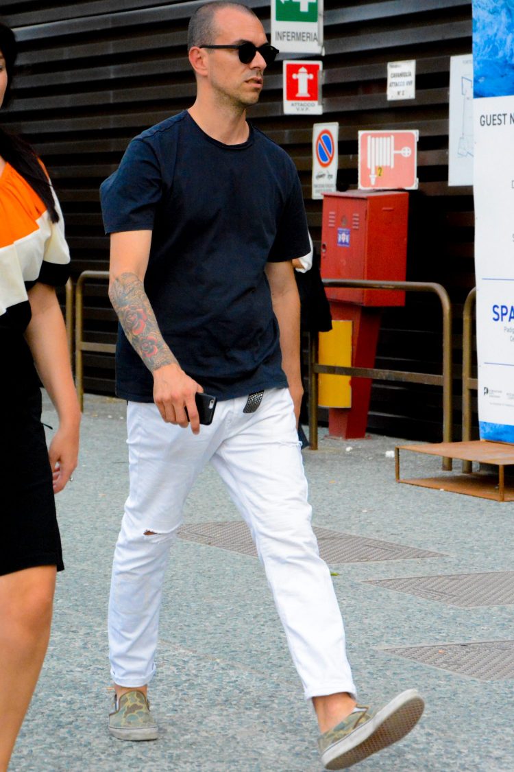 Slip-on shoes x White pants x Navy T-shirt