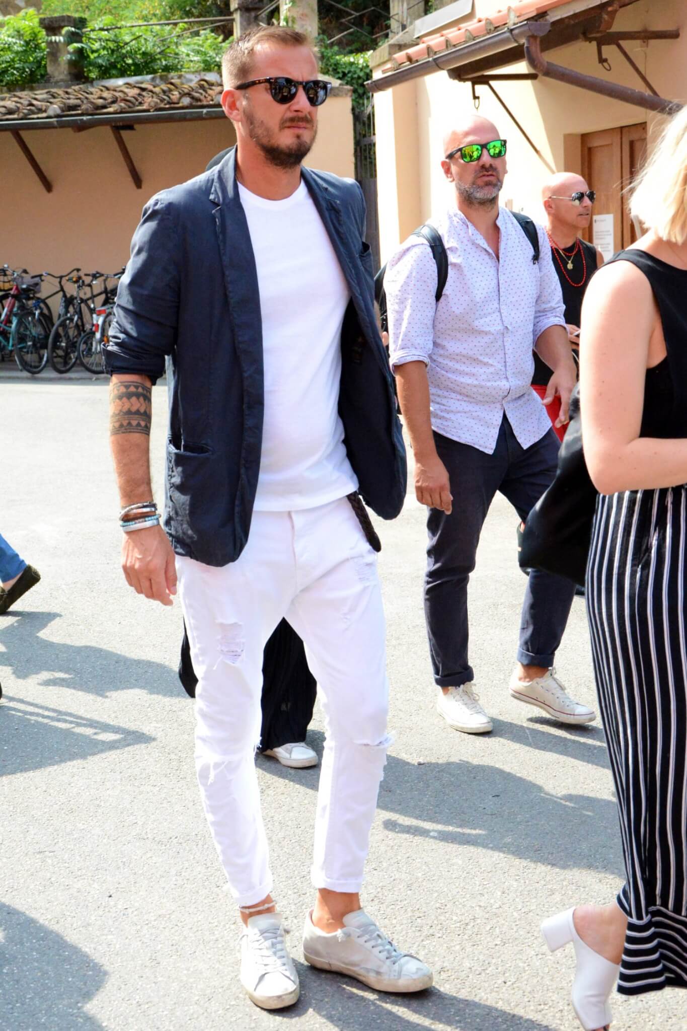 サングラス メンズコーデ特集 着こなしのコツや選び方から最旬のスナップ おすすめアイテムを紹介 サングラス コーデ ウェリントン Otokomae 男前研究所