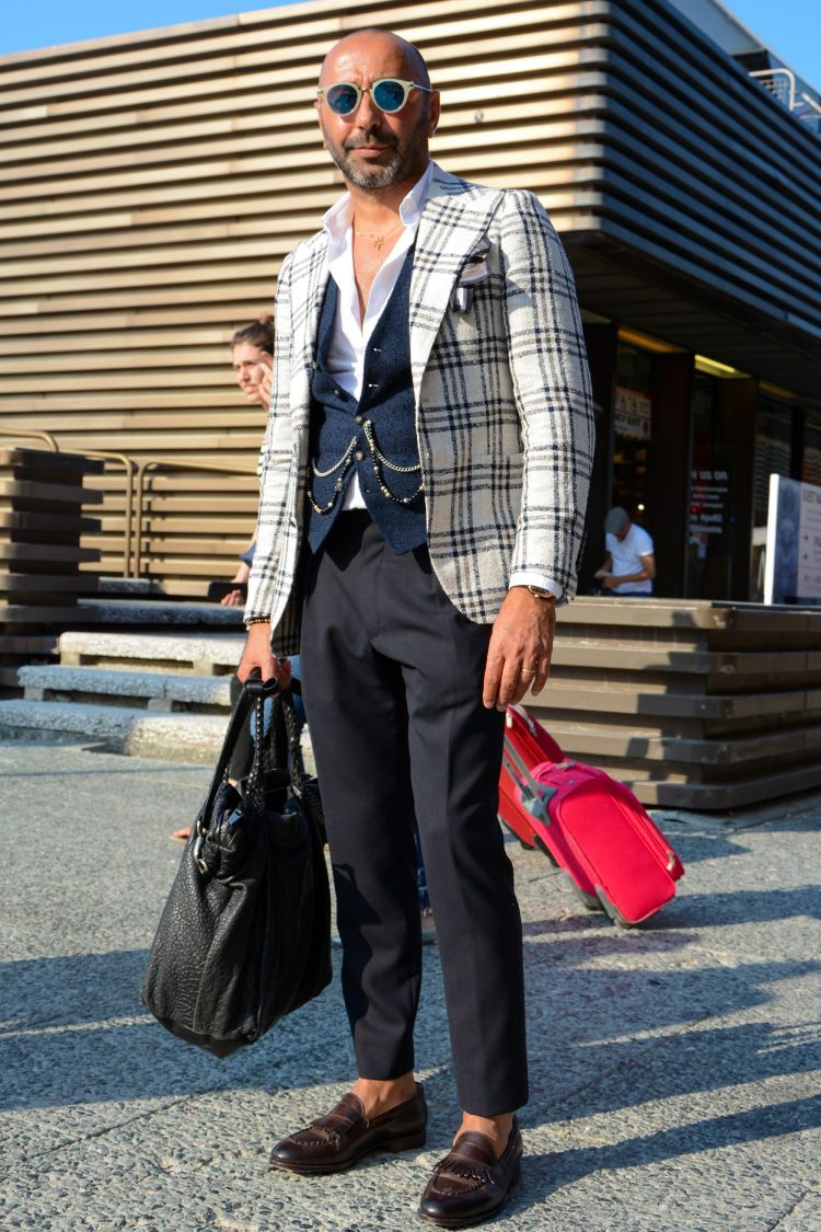 Matching the color of the sunglasses to the outfit for an advanced look