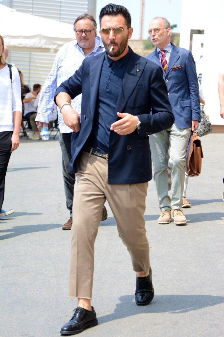A stylish men's coordinate with a high level of sophistication by matching the lens color of the sunglasses with the pants.