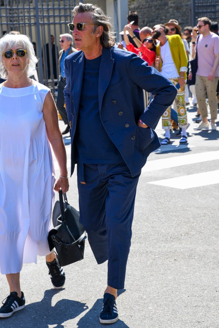 Clear-framed sunglasses add personality to a one-tone coordinate.