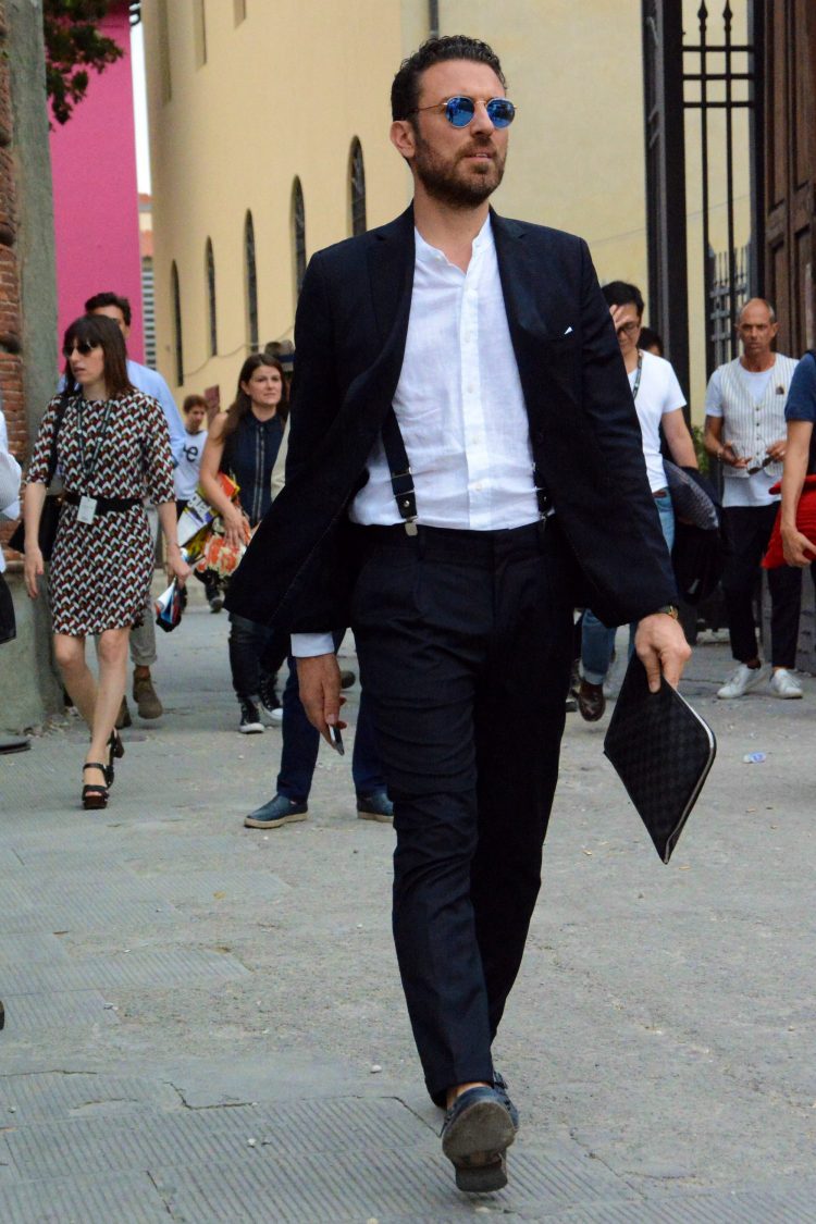 Sunglasses with blue lenses that can create a cool feeling are perfect for men's summer outfits!