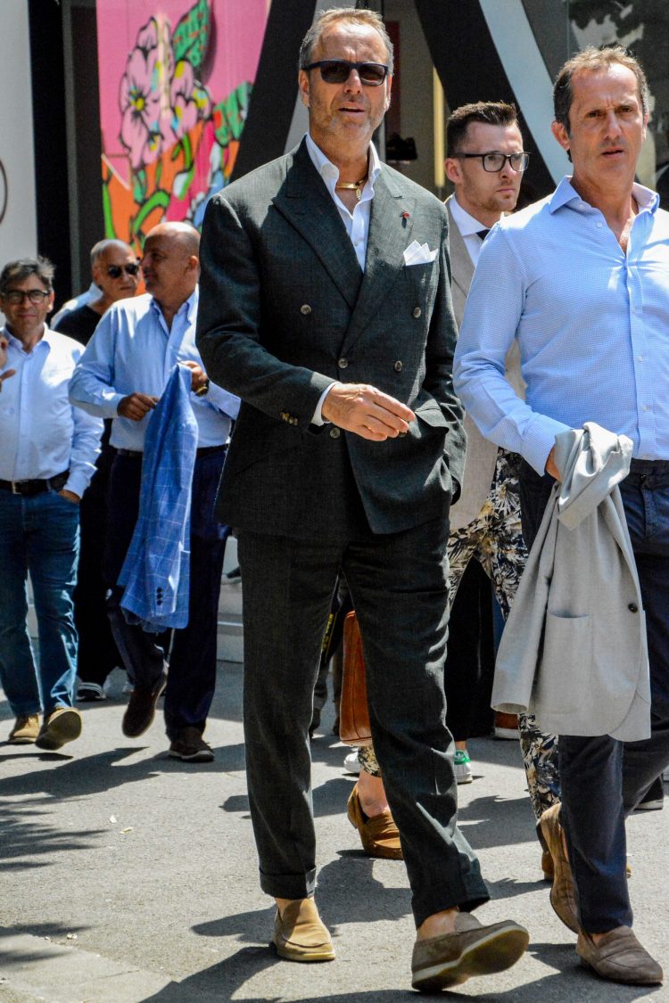 A shallow V-zone suit worn in a no-tie style with accessories to add glamour