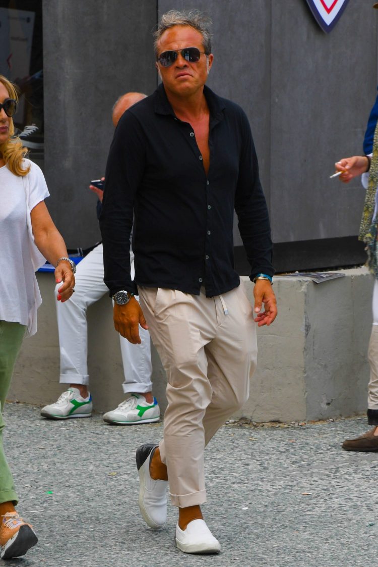 Black Shirt×Beige Pants