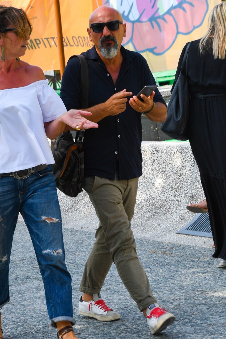 Black Shirt×Khaki Pants