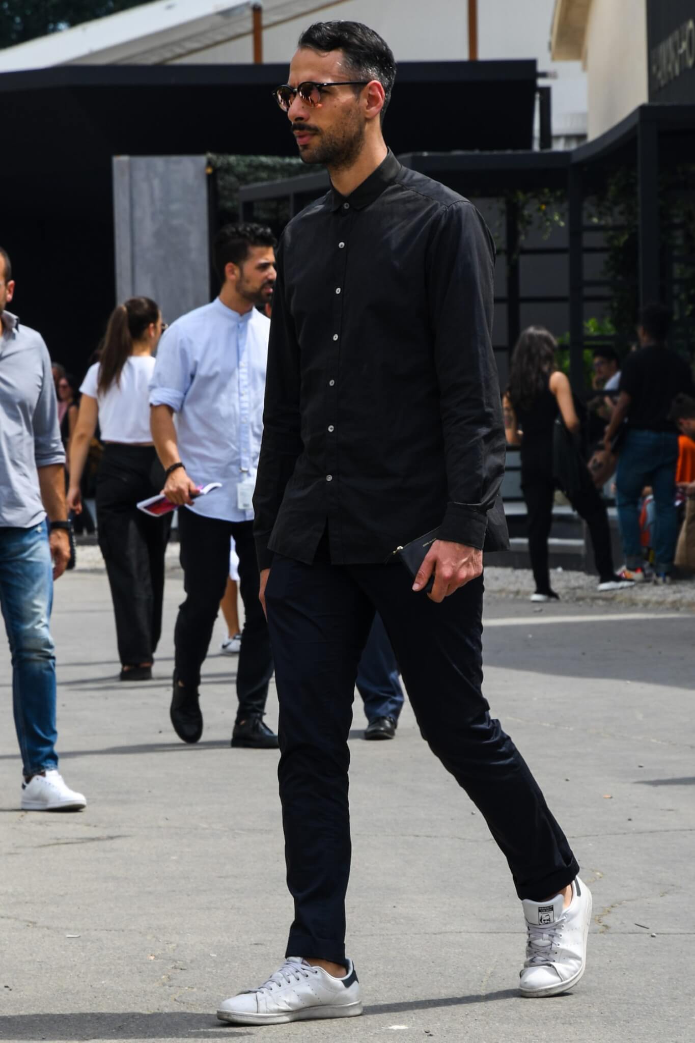 黒シャツ コーデ メンズ特集 シックな着こなしとおすすめのアイテムを紹介 メンズファッションメディア Otokomae ページ 6otokomae 男前研究所 ページ 6