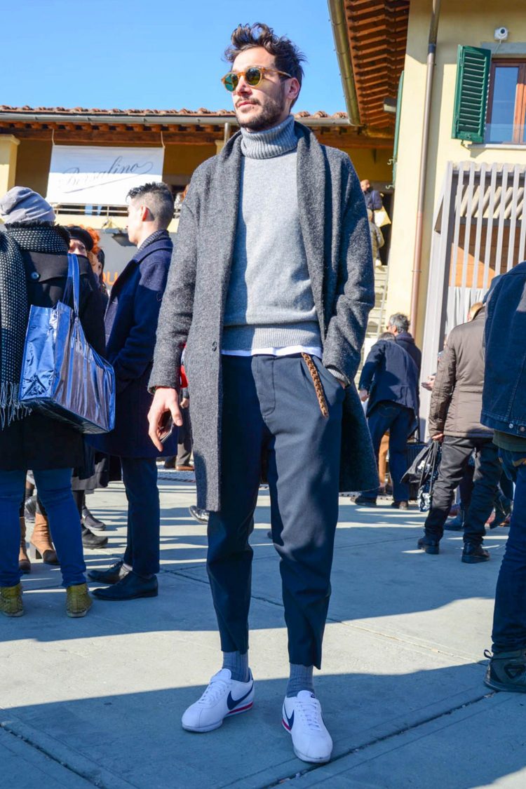 Cropped pleated pants and sneakers give a light impression to the coordination