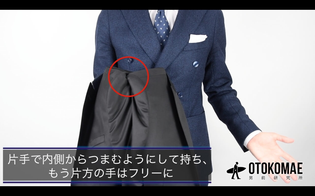 シワがつかないジャケットのたたみ方 外出先で使えるテクニック メンズファッションメディア Otokomaeotokomae 男前研究所