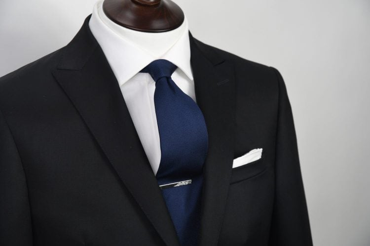 How to put on a necktie pin Pull it up to create a three-dimensional effect