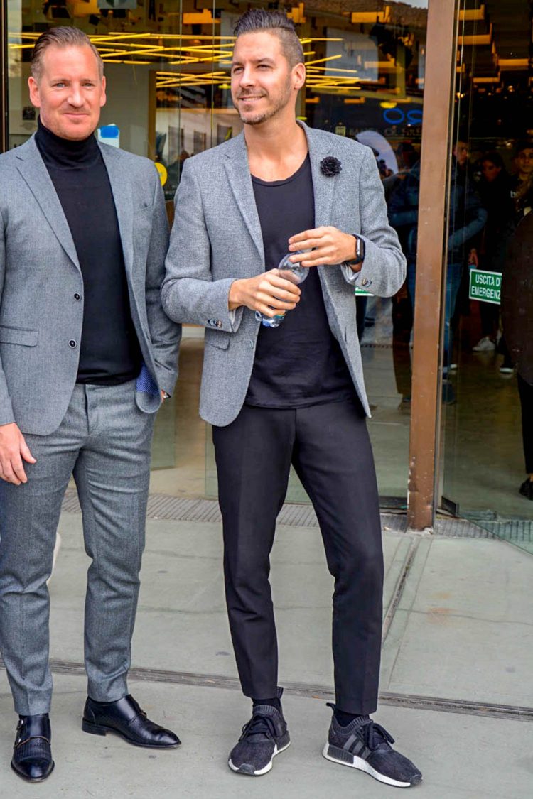 Monotone jackets and black sneakers for a unified look