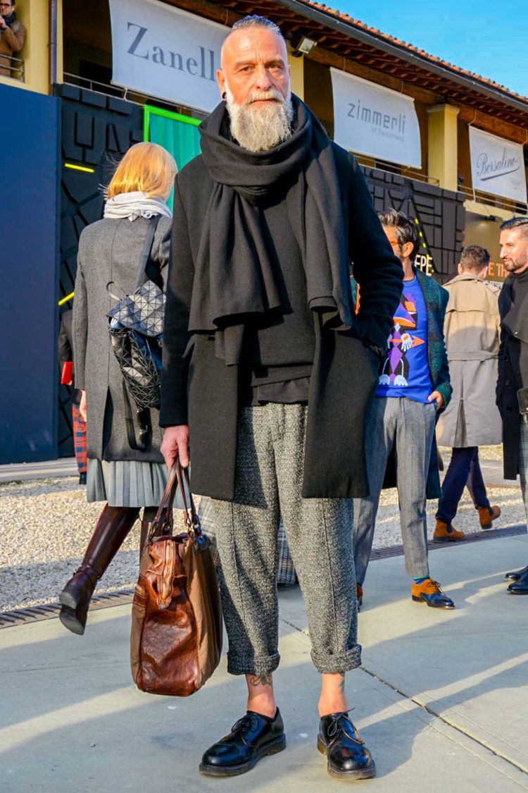 Cropped gray pants add a sense of comfort and lightness to the legs.