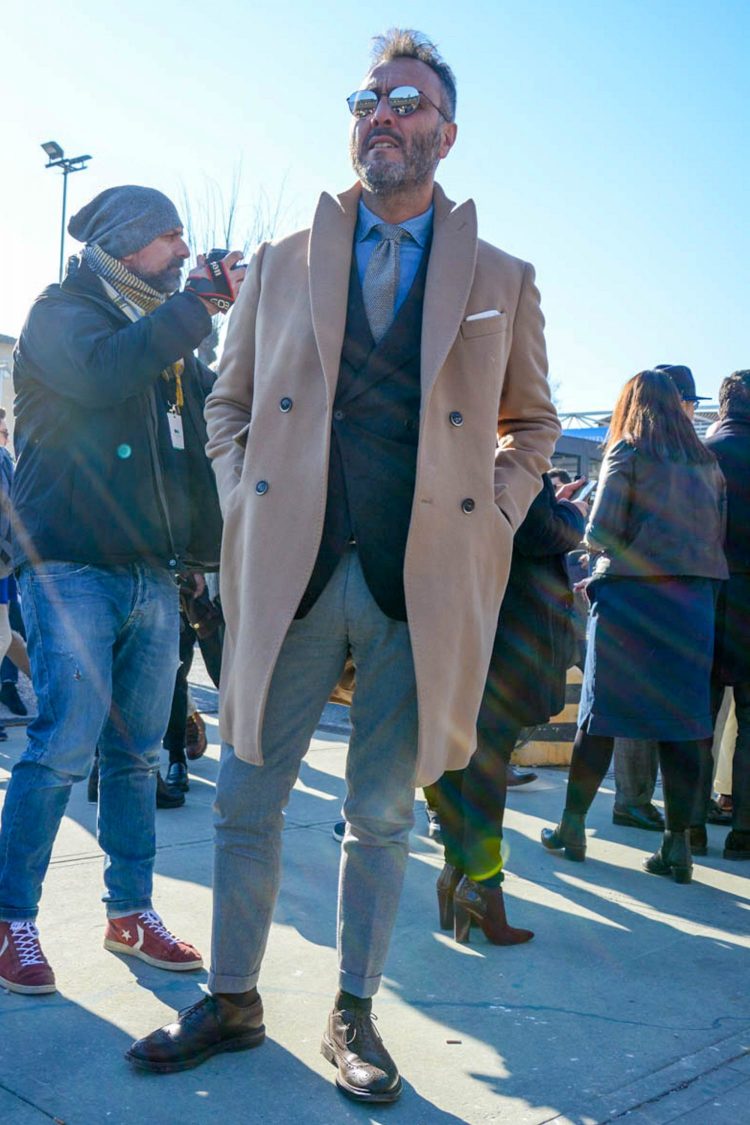 Wearing gray pants with a double-breasted jacket and coat to create a dignified atmosphere