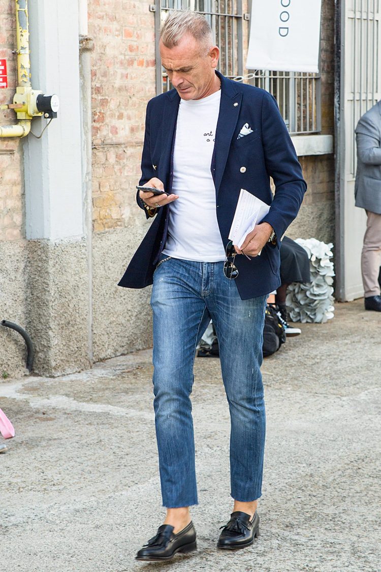 Coordinates with jeans with a cut-out design for a rough look