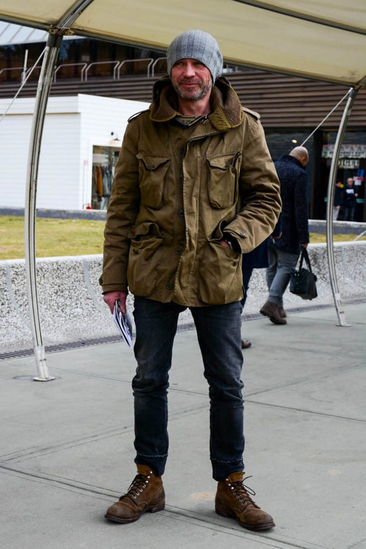 Black denim coordinate with one roll for a martial look
